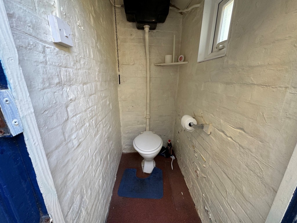 Lot: 185 - TERRACE HOUSE FOR IMPROVEMENT - outside W.C.